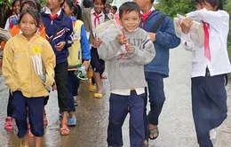 Xin hãy giúp em không còn phải co ro, chịu đói tới trường trong rét buốt