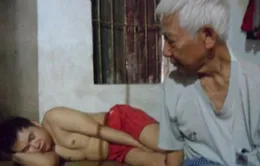 Xót xa cảnh ông bà ngoài 80 nuôi cháu tâm thần