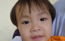 Bé 3 tuổi một mình chống chọi với cơn đau