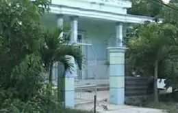 Cán bộ xã chia nhau tiền hỗ trợ... hộ nghèo