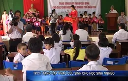 Cần Thơ: Tặng 500 cặp phao cứu sinh cho học sinh nghèo