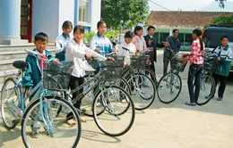 Trao tặng xe đạp cho 300 học sinh nghèo Quảng Trị