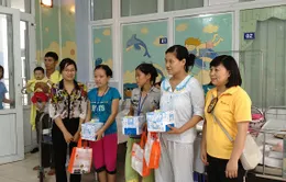 TTCE tặng quà các bệnh nhi dịp 1/6