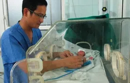 Cứu sống bé trai sinh non nặng 0,5kg