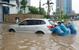 Dịch vụ đẩy xe, mò biển số "hút khách" ngày lụt