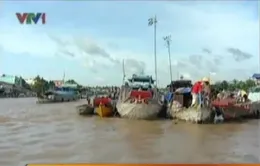 Cuộc sống lênh đênh của những đứa trẻ làng ven sông