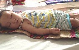 Bé 7 tháng tuổi mong manh sự sống 