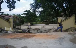 Xe tải kéo đổ cổng trường, 4 người chết, 1 người bị thương