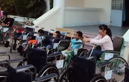 TP Cần Thơ tặng xe lăn, xe lắc cho người khuyết tật 