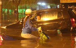 Chùm ảnh: Mưa lớn, người Sài Gòn "bơi" trong nước bẩn 