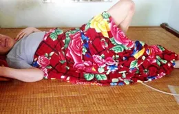 Vợ viêm khớp nuôi chồng liệt giường, con u sọ não