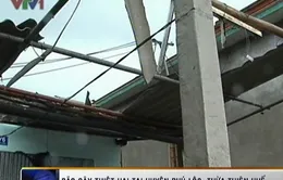VIDEO: Gió bão nhiều giờ, hàng chục ngôi nhà tại TT-Huế bị tốc mái 