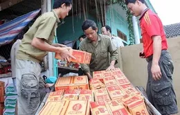 Nước uống và mì gói đến với dân vùng lũ ở Hà Tĩnh 