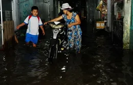TP.HCM: Triều cường tiếp tục dâng, dân "bơi" trong biển nước