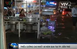 Người dân Cần Thơ vật lộn với triều cường cao nhất 60 năm qua 
