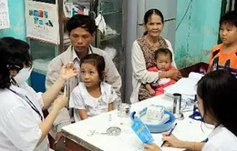 Khám bệnh miễn phí cho người dân vùng lũ Hà Tĩnh
