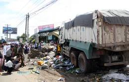 Chờ đèn đỏ, xe khách bị xe ben tông từ phía sau
