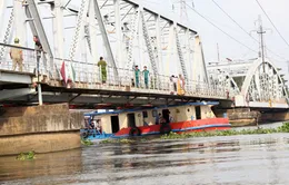 Tàu chở dầu mắc kẹt giữa sông 