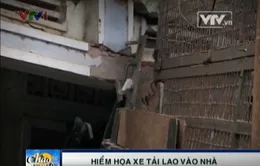 Hiểm họa xe tải "thăm" nhà dân