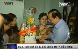 Lãnh đạo TP.HCM thăm, tặng quà Tết cho hộ nghèo