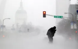 VIDEO: Bão tuyết trắng trời New York