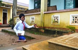 Khâm phục cậu học trò Vân Kiều đến trường bằng… đầu gối