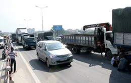 Va chạm xe khách và xe tải, giao thông ùn tắc kéo dài