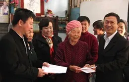 Tặng quà Tết cho bà con Việt kiều nghèo tại Vientiane