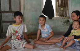 Buồn lòng gia đình có 3 trẻ nhỏ bị bại liệt