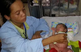 Xót thương bé 10 ngày tuổi quằn quại với bệnh u máu 