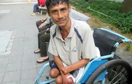 Người đàn ông ngồi xe lăn và 17 năm ròng trong bệnh viện