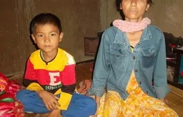 Thương đứa trẻ mặc áo rách và người mẹ bị điên
