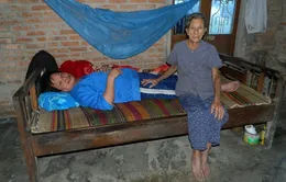 Xót cảnh mẹ già 80 tuổi nuôi con tàn tật