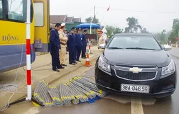 Xe ô tô 4 chỗ lao thẳng vào trạm cân di động