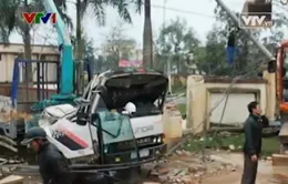 Xe tải kéo sập cổng nhà văn hóa, 3 người trong gia đình tử vong