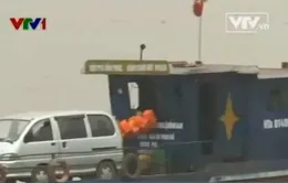 Vẫn lén lút chở ô tô qua sông Hồng dù bị cấm