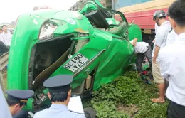 Taxi bị tàu hỏa đâm văng 20m, tài xế bị thương nặng