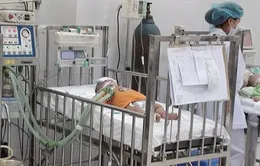 Chùm ảnh: Rớt nước mắt chứng kiến trẻ chống chọi với bệnh sởi