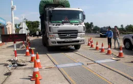 Đình chỉ công tác ba cán bộ Trạm cân lưu động Nghệ An