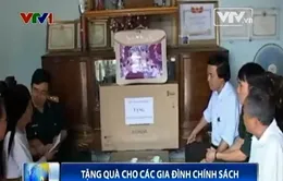 Tặng quà gia đình chính sách nhân kỷ niệm 60 năm chiến thắng Điện Biên Phủ