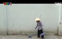 Cụ bà hơn 20 năm tự nguyện quét rác làm sạch tuyến hẻm