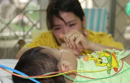Rơi lệ cuộc chiến giành giật sự sống cho bệnh nhi mắc sởi