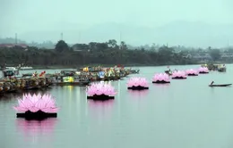 Thắp sáng 7 đóa hoa sen khổng lồ trên sông Hương nhân đại lễ Vesak