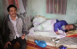 Đắng lòng cụ ông 82 tuổi bò lết bằng tay nuôi con trai ngớ ngẩn