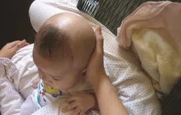 Bắt cóc hai trẻ sơ sinh bỏ mặc giữa trời nắng trên núi
