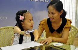 Cô bé không chân, không tay được nhận học bổng 200 triệu đồng