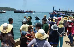 Tàu cá bị kiểm ngư Trung Quốc tấn công đã về đến đất liền