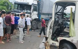 Lào Cai: Xe khách đấu đầu xe tải, 10 người bị thương