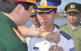 Trao tặng huy hiệu “Tuổi trẻ dũng cảm” và Bằng khen cho 4 Cảnh sát Biển Việt Nam  