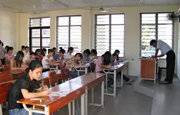 Nắng nóng, một thí sinh bị ngất khi đang làm bài thi môn Hóa
